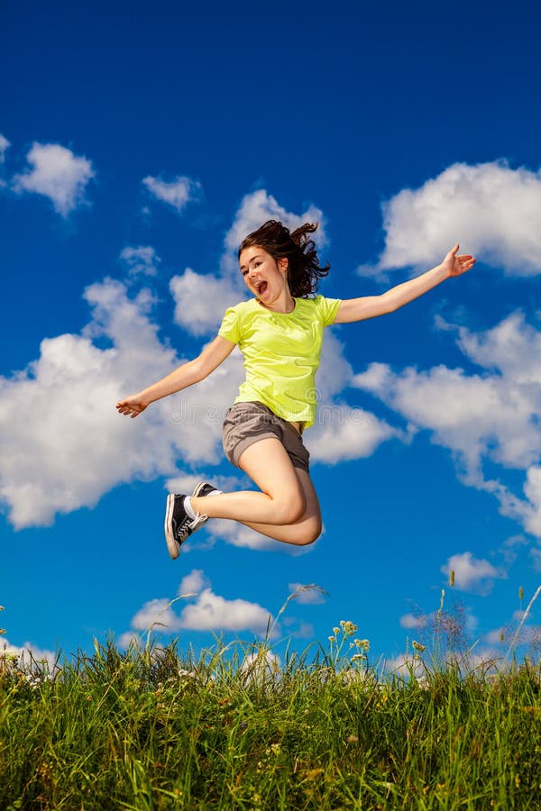 Nastolatka skacząca na chmury niebo