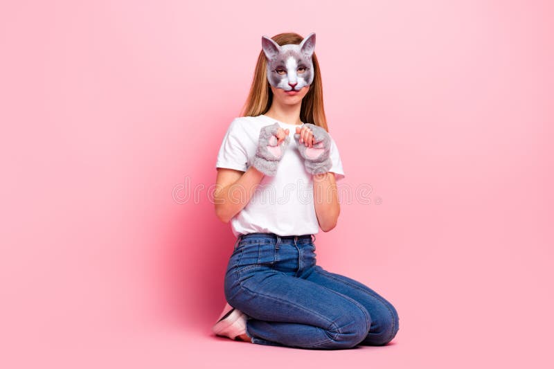 Nastolatka w luźnym stroju z maską kotka pozowanie na różowym tle wyrazu zabawny styl cosplay obrazy stock