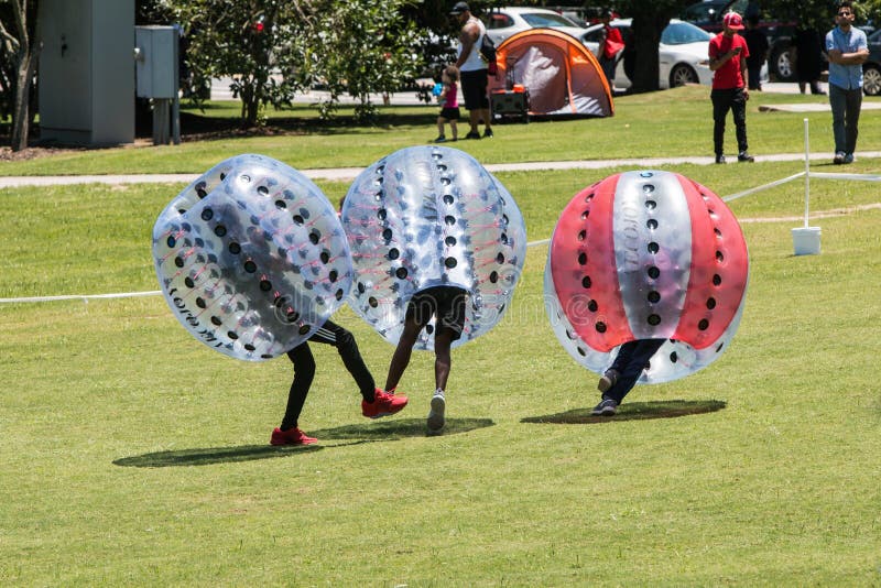 Nastolatkowie Jest ubranym Zorbs Pukają Each Inny Zestrzelają Przy Atlanta festiwalem zdjęcia royalty free Nastolatkowie Jest ubranym Zorbs Pukają Each Inny Zestrzelają Przy Atlanta festiwalem zdjęcia royalty free