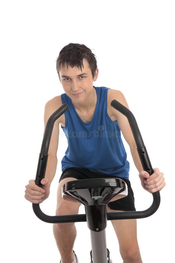 Nastoletni chłopak używa ćwiczenie roweru sprawność fizyczną