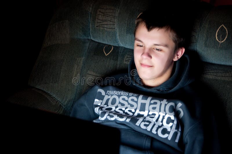 Nastoletni chłopiec laptop zdjęcie royalty free