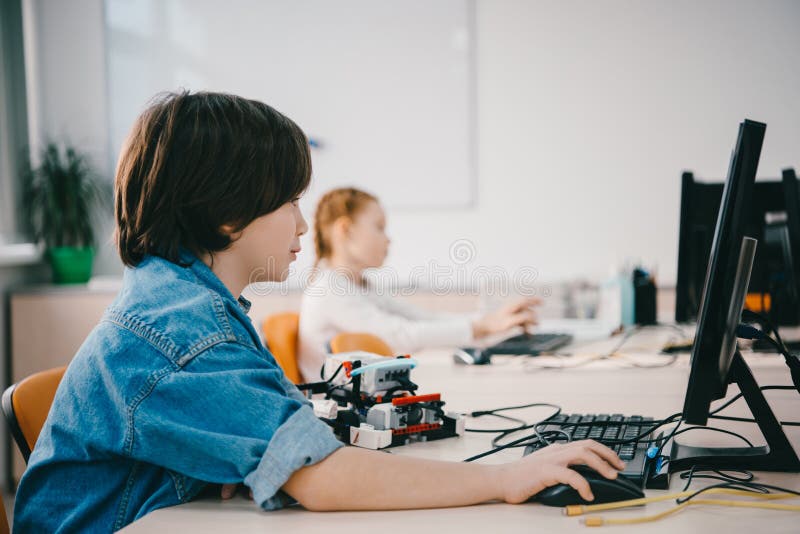 Nastoletni dzieciaki pracuje wpólnie przy maszynerii klasą, trzon zdjęcia royalty free