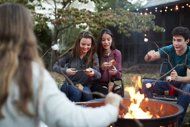 Nastoletni przyjaciele robi sï ¿ ½ obyczajom z wznoszącymi toast marshmallows