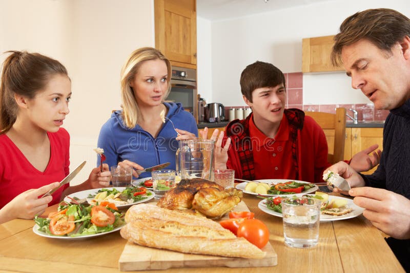 Nastoletni Rodzinny Mieć Argument Podczas gdy Jedzący Lunch