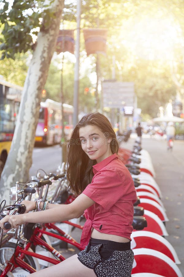Nastoletnia dziewczyna na bicyklu w Barcelona obraz stock Nastoletnia dziewczyna na bicyklu w Barcelona obraz stock