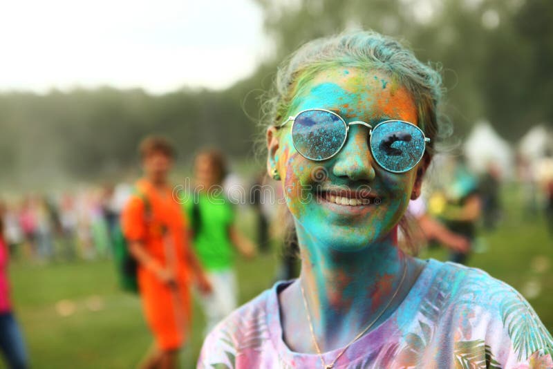 Nastoletnia dziewczyna na holi fest obraz stock Nastoletnia dziewczyna na holi fest obraz stock