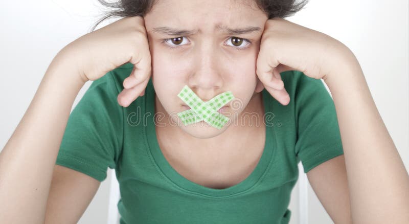 Nastoletnia dziewczyna z nagrywającym usta fotografia stock Nastoletnia dziewczyna z nagrywającym usta fotografia stock