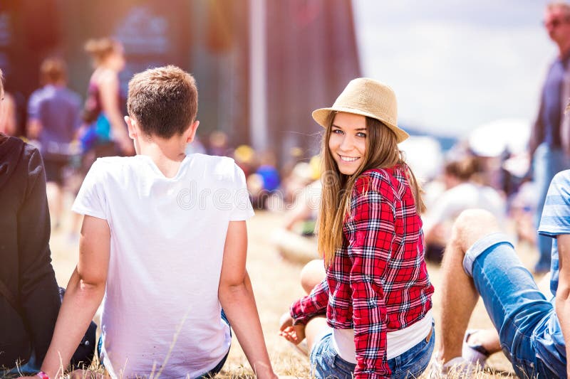 Nastoletnia para przy lato festiwalem muzyki, siedzi przed sta