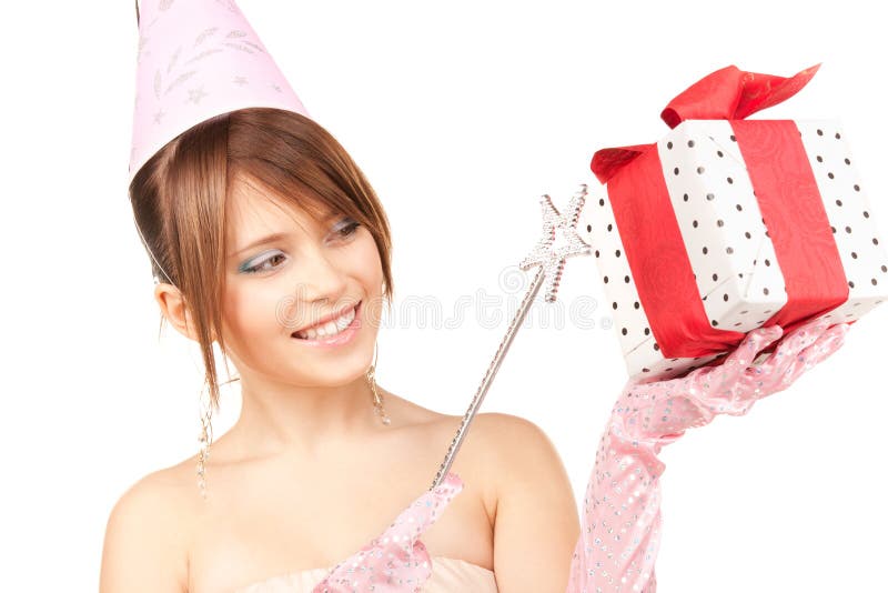 Nastoletnia partyjna dziewczyna z magicznym różdżki i prezenta pudełkiem obraz stock Nastoletnia partyjna dziewczyna z magicznym różdżki i prezenta pudełkiem obraz stock