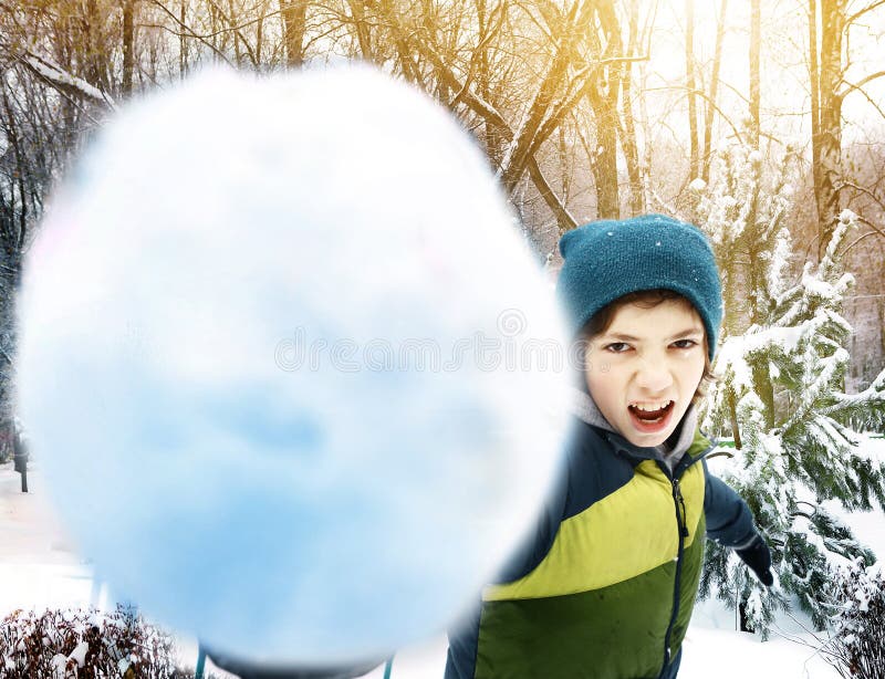 Nastoletniego chłopiec miotania śnieżny balowy plenerowy