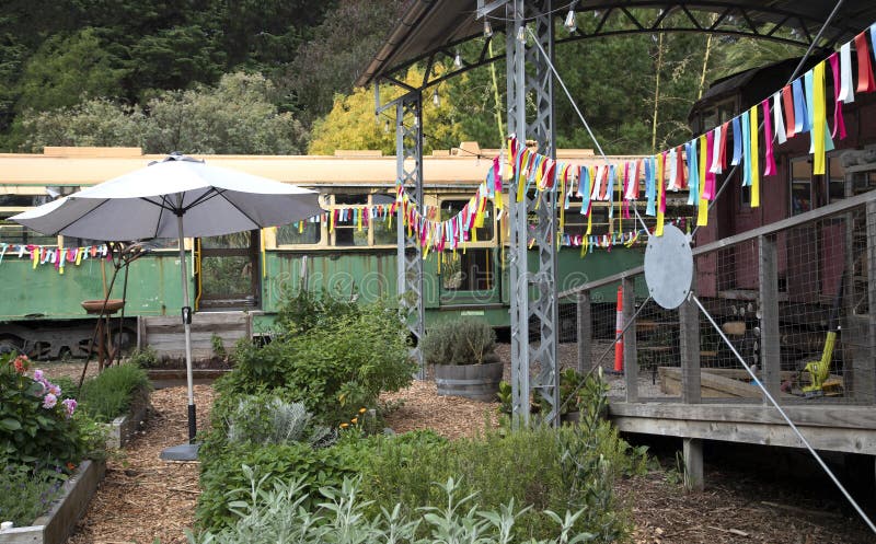 Nastri di colore arcobaleno nei giardini aziendali con architettura del tram durante l'autunno fotografia stock Nastri di colore arcobaleno nei giardini aziendali con architettura del tram durante l'autunno fotografia stock