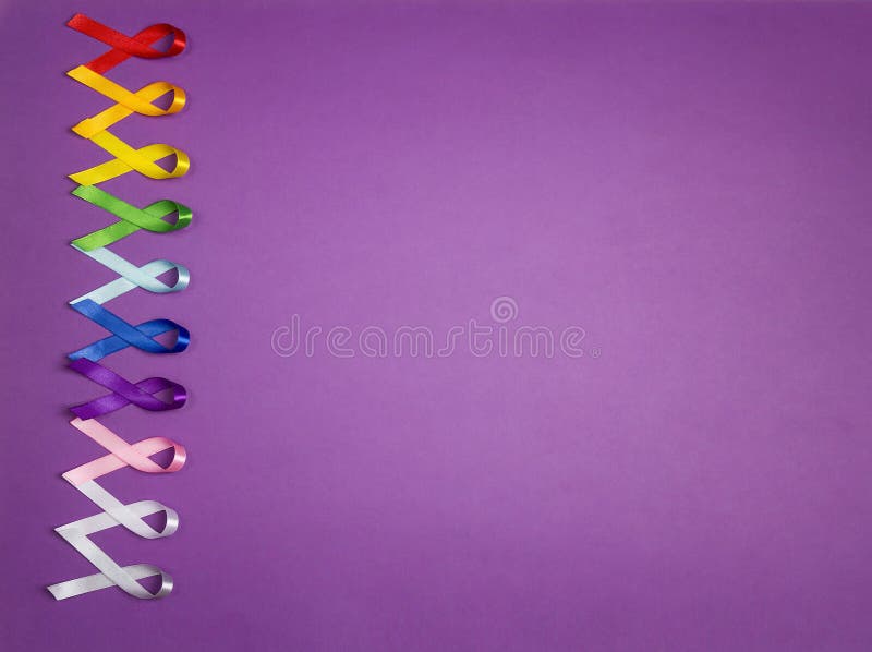 Nastri di consapevolezza colorati su sfondo viola Concetto della Giornata mondiale del cancro, 4 febbraio