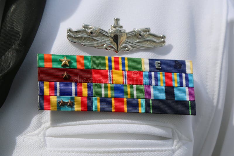 Nastri militari della marina statunitense sull'uniforme della marina di Stati Uniti fotografia stock Nastri militari della marina statunitense sull'uniforme della marina di Stati Uniti fotografia stock