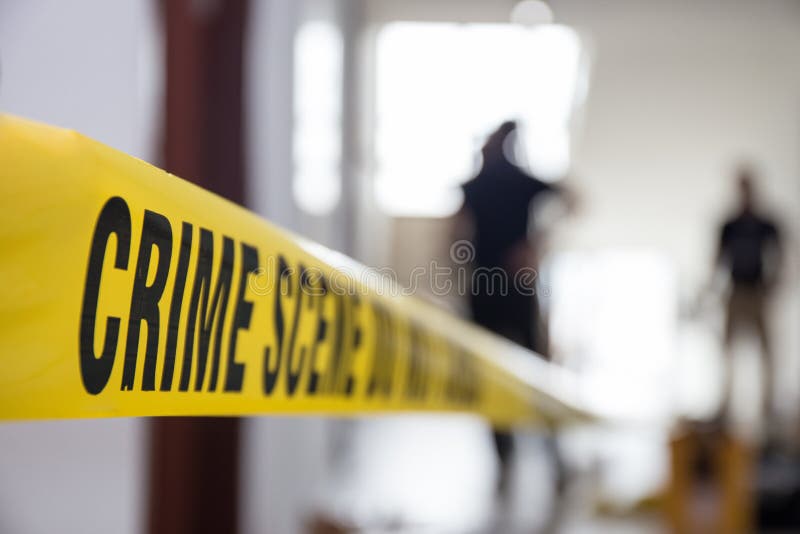 Nastro della scena del crimine in costruzione con il backgrou legale vago del gruppo fotografia stock libera da diritti Nastro della scena del crimine in costruzione con il backgrou legale vago del gruppo fotografia stock libera da diritti