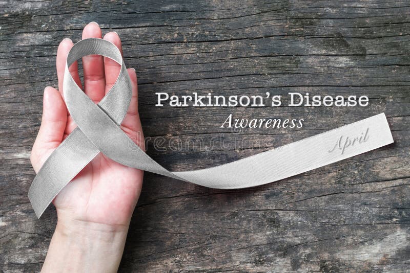 Nastro di colore argento in mano supporto isolato con percorso di clipping per la consapevolezza del morbo di Parkinson e la malat