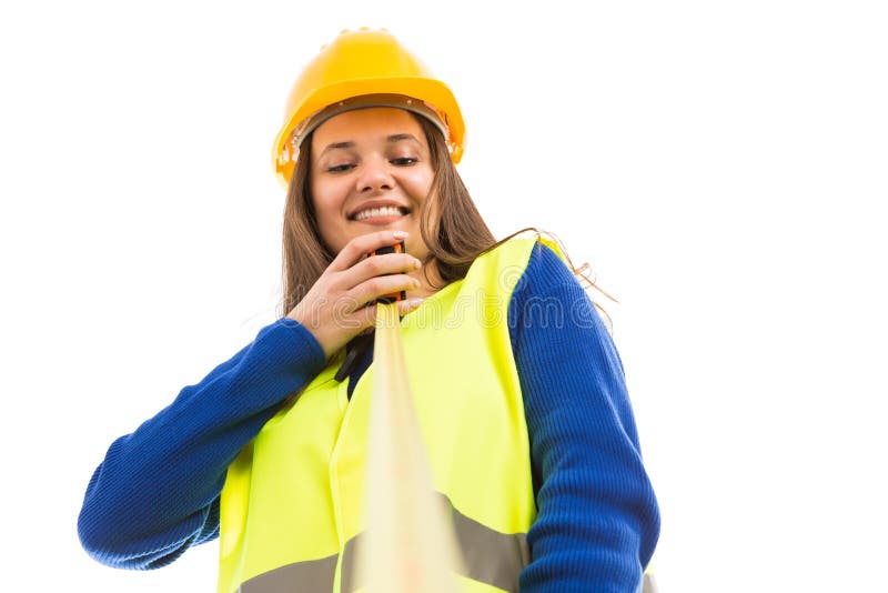 Nastro di misurazione della giovane tenuta femminile dell'ingegnere immagine stock libera da diritti Nastro di misurazione della giovane tenuta femminile dell'ingegnere immagine stock libera da diritti