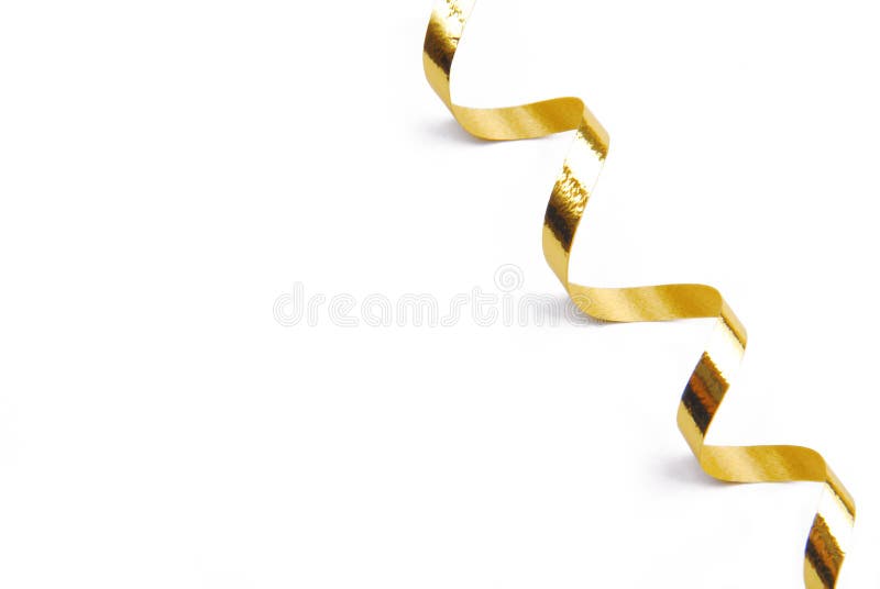 Nastro dorato della serpentina dei coriandoli isolato su bianco