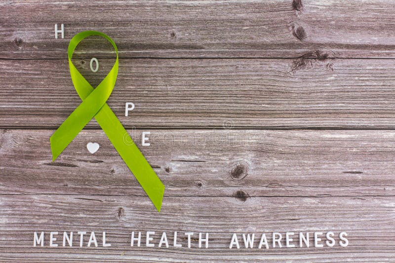 Nastro verde di calce. consapevolezza della salute mentale concetto mensile lettere di salute mentale su vecchi fanghi di legno co
