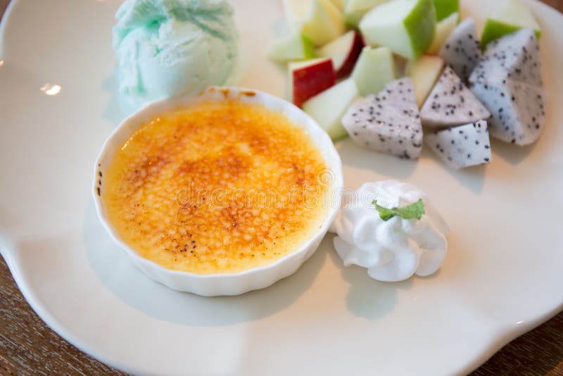 Nata quemada, postre francés tradicional con la fruta fotos de archivo libres de regalías Nata quemada, postre francés tradicional con la fruta fotos de archivo libres de regalías
