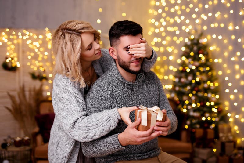 Natal, Ano Novo, Conceito De Amor E Surpresa - Bela Mulher Dando Presente De Natal Ao Namorado Em Vida Decorada Foto de Stock - Imagem de povos, relacionamento: 199584214 Natal, Ano Novo, Conceito De Amor E Surpresa - Bela Mulher Dando Presente De Natal Ao Namorado Em Vida Decorada Foto de Stock - Imagem de povos, relacionamento: 199584214