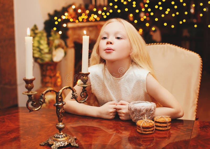 Pai Com a Menina Da Criança Na Música Do Jogo Do Natal No Piano Imagem de  Stock - Imagem de jogar, bonito: 134579623