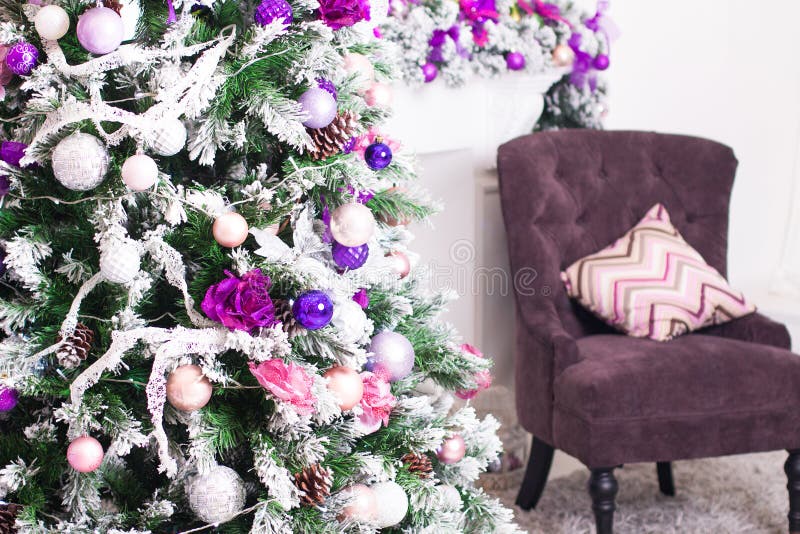 Natal decorado e caixa de presente na sala clara Tempo do feriado fotos de stock Natal decorado e caixa de presente na sala clara Tempo do feriado fotos de stock