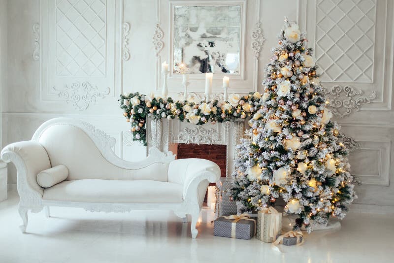 Árvore de natal com neve branca com decoração de presentes no interior da  casa de ano novo