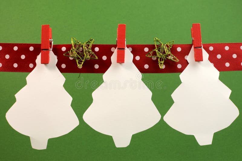 Natal e feriados sazonais que bunting com os treas do White Christmas que penduram dos Pegs em uma linha com espaço da cópia fotos de stock royalty free