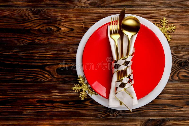 Natal que coloca nomeações de tabela, tabela que ajusta opções Pratas, artigos dos utensílios de mesa com decoração festiva foto de stock Natal que coloca nomeações de tabela, tabela que ajusta opções Pratas, artigos dos utensílios de mesa com decoração festiva foto de stock