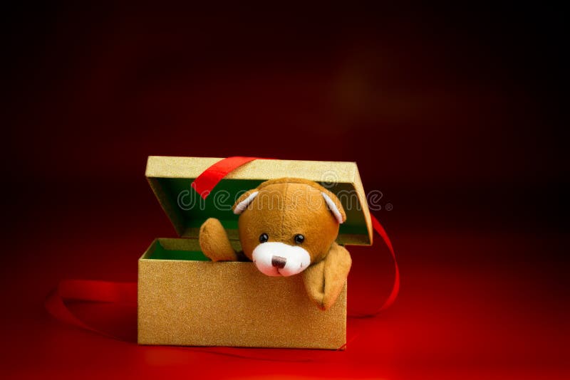 Natal Teddy Popping Out de uma caixa de presente fotos de stock royalty free Natal Teddy Popping Out de uma caixa de presente fotos de stock royalty free