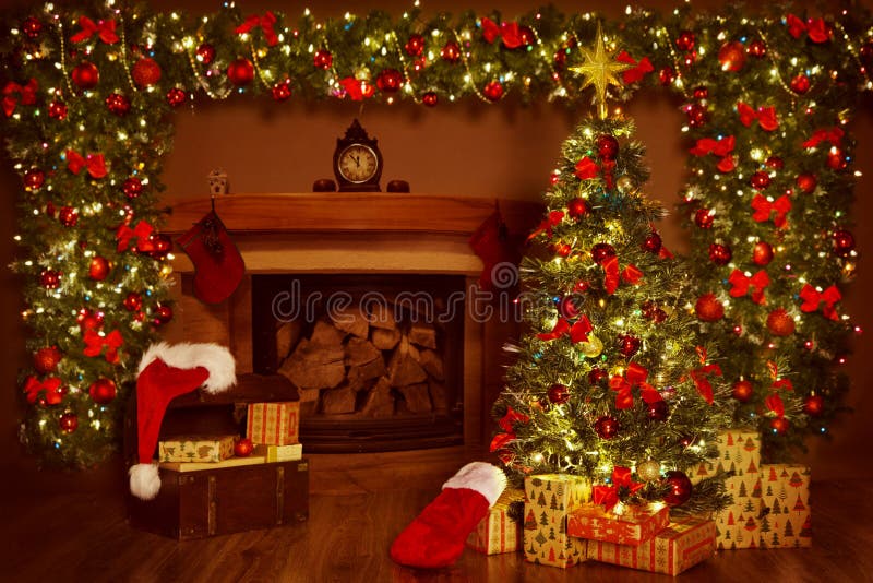 Natale camino ed albero di natale, decorazioni dei regali dei presente