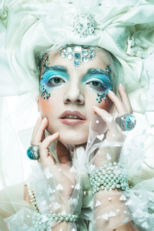 Natale di festa e concetto di popolo : giovane donna con trucco artistico blu. royalty illustrazione gratis