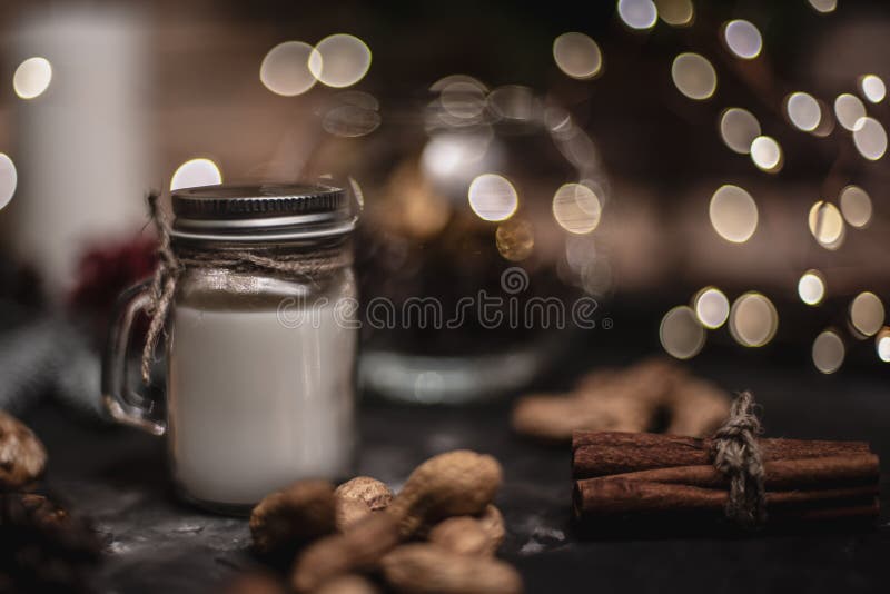 Natale e fondo della decorazione del nuovo anno con la ghirlanda, la cannella, i biscotti, i coni, i dadi e la candela rotondi de immagini stock libere da diritti Natale e fondo della decorazione del nuovo anno con la ghirlanda, la cannella, i biscotti, i coni, i dadi e la candela rotondi de immagini stock libere da diritti
