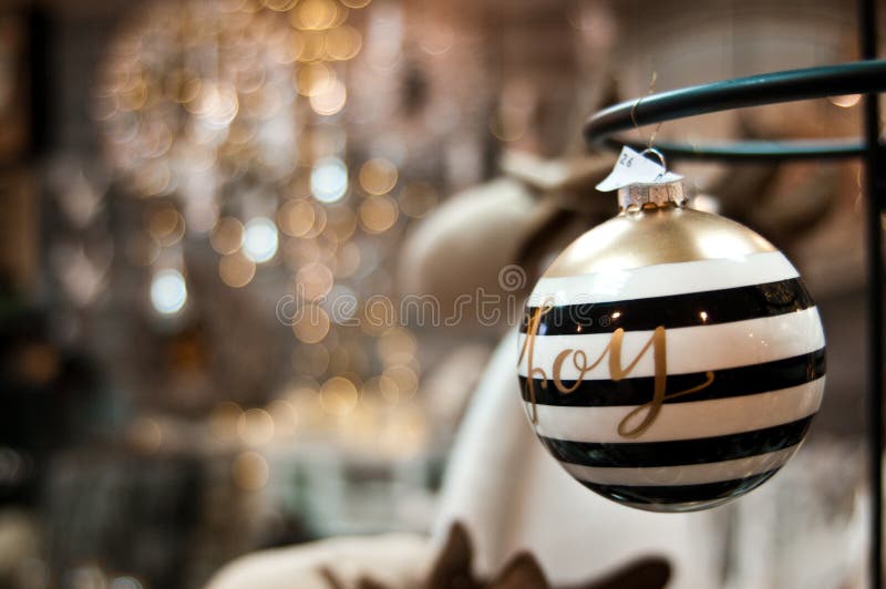 Natale elegante bauuble con la parola e il bokeh di gioia fotografie stock Natale elegante bauuble con la parola e il bokeh di gioia fotografie stock