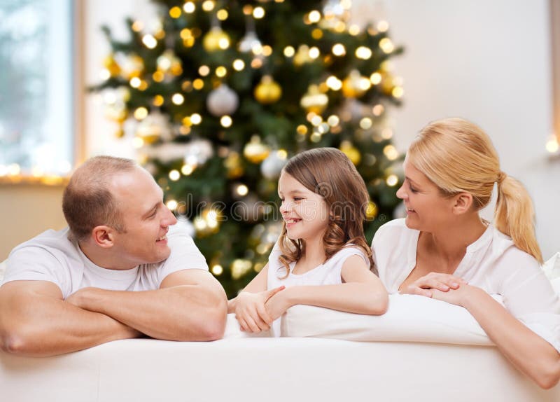 Natale, il ritratto di una famiglia felice a casa