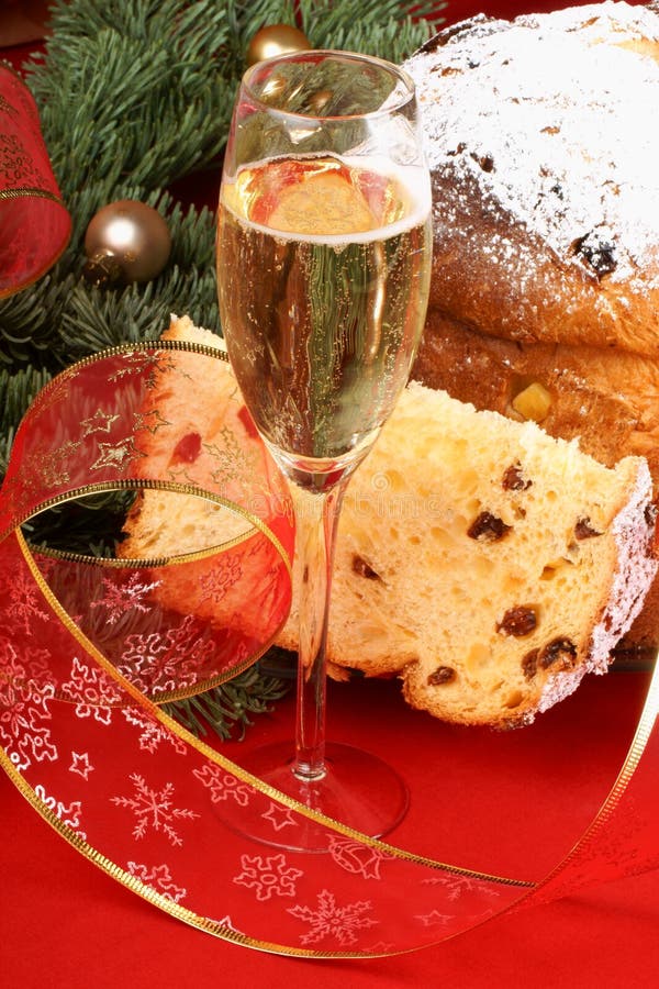 Natale italiano con spumante ed il panettone fotografie stock libere da diritti Natale italiano con spumante ed il panettone fotografie stock libere da diritti