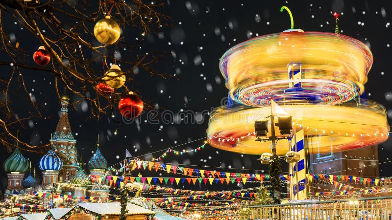 Natale a Mosca Decorazione del ` s del nuovo anno sul quadrato rosso dentro fotografia stock Natale a Mosca Decorazione del ` s del nuovo anno sul quadrato rosso dentro fotografia stock