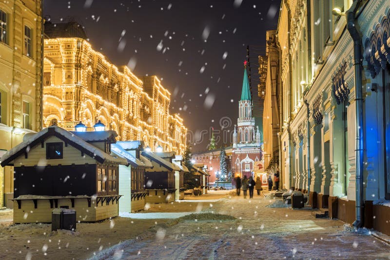 Natale Mosca Via di Nikolskaya alla notte a Mosca immagine stock libera da diritti Natale Mosca Via di Nikolskaya alla notte a Mosca immagine stock libera da diritti