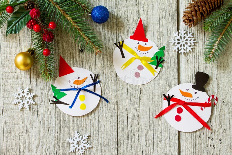 Natale nevoso regalo di buon Natale. a mano. progetto per bambini creatività artigianato per bambini