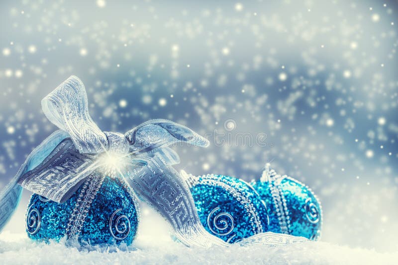 Natale Palle blu di Natale e neve d'argento del nastro e fondo astratto dello spazio fotografia stock Natale Palle blu di Natale e neve d'argento del nastro e fondo astratto dello spazio fotografia stock