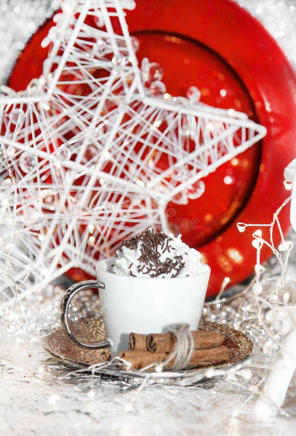 Natale rosso e bianco, renna di natale, tazza di panna montata, piatto rosso, palle di natale, cono di inverno su fondo bianco, c fotografie stock libere da diritti Natale rosso e bianco, renna di natale, tazza di panna montata, piatto rosso, palle di natale, cono di inverno su fondo bianco, c fotografie stock libere da diritti