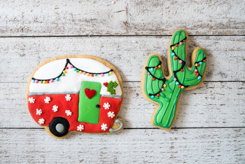 Natale sveglio campeggiatore e biscotti di zucchero decorati cactus