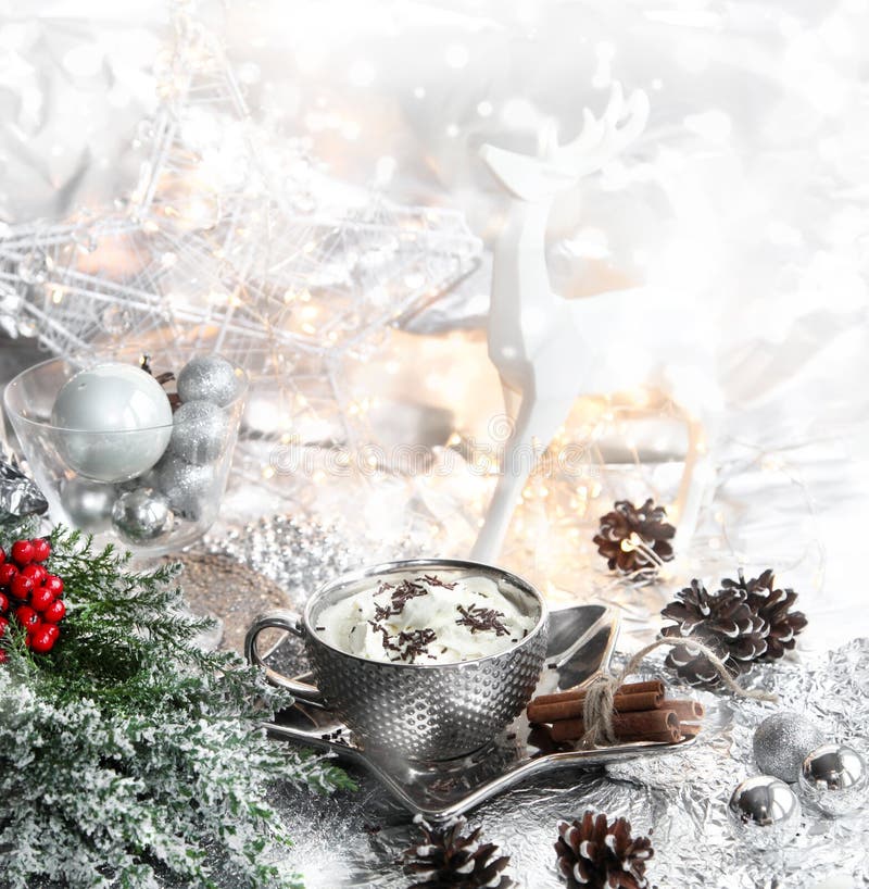 Natale, tazza d'argento di natale di panna montata sul piatto brillante, renna bianca, cenere di montagna rossa, sorba e fondo me fotografia stock libera da diritti Natale, tazza d'argento di natale di panna montata sul piatto brillante, renna bianca, cenere di montagna rossa, sorba e fondo me fotografia stock libera da diritti