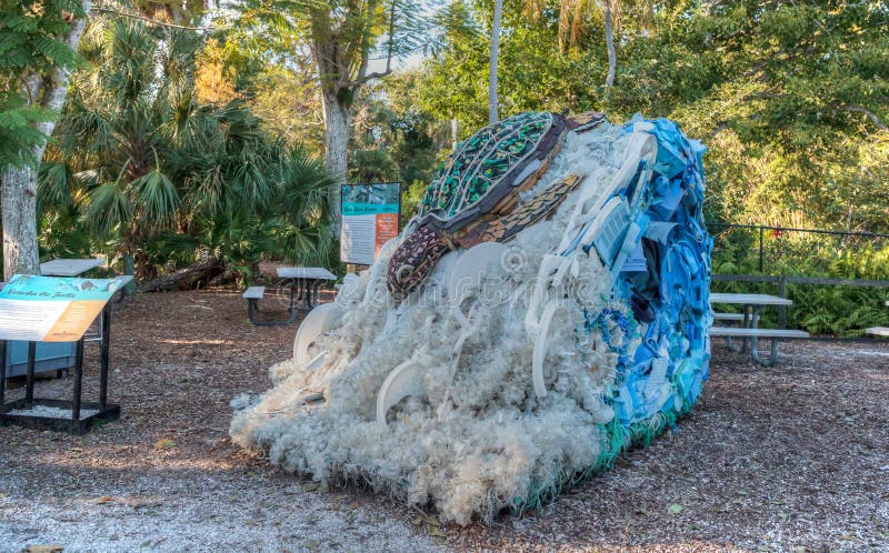 Natasha żółw rzeźba robić śmieci zakładać w oceanie jako część Myjącego Na ląd sztuka eksponata