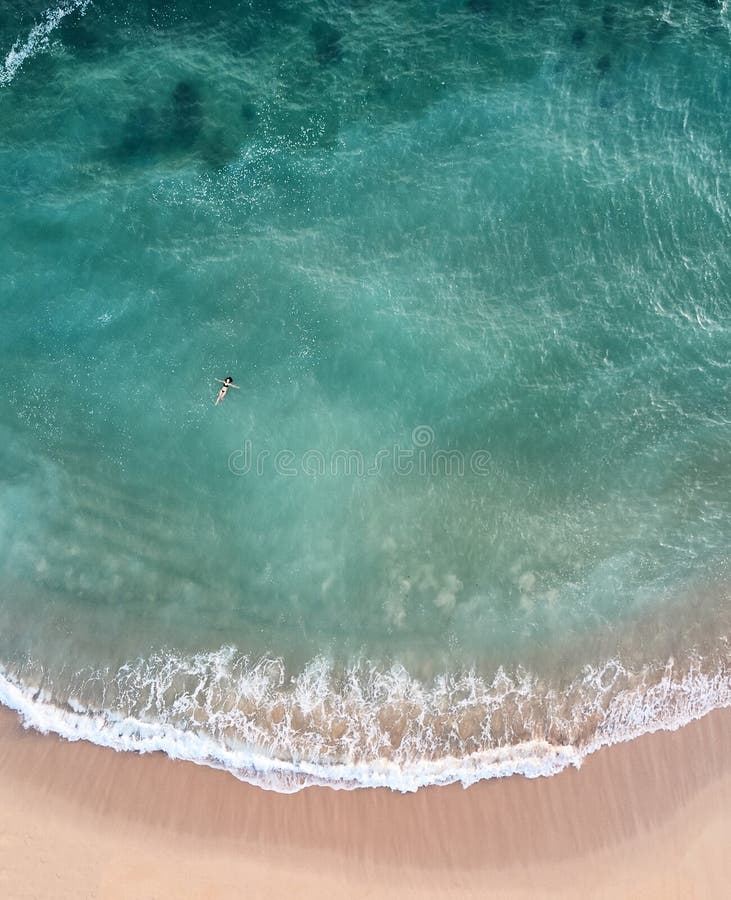 Natation de fille dans l'océan Plage dans Sri Lanka la vue du bourdon Photo d'une taille images libres de droits Natation de fille dans l'océan Plage dans Sri Lanka la vue du bourdon Photo d'une taille images libres de droits