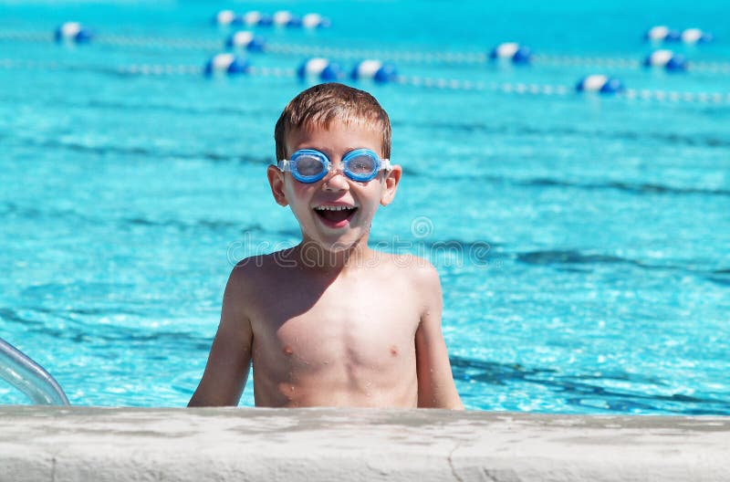 Natation de garçon avec des lunettes photos stock Natation de garçon avec des lunettes photos stock