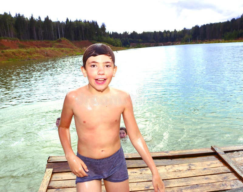 natation de garçon dans le lac leurs vacances de pays d'été photographie stock natation de garçon dans le lac leurs vacances de pays d'été photographie stock