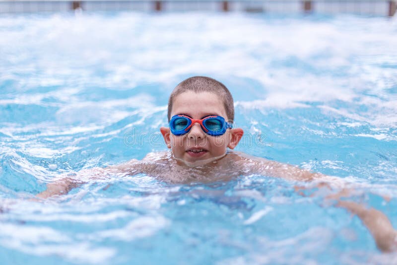 Natation mignonne de garçon photographie stock libre de droits Natation mignonne de garçon photographie stock libre de droits