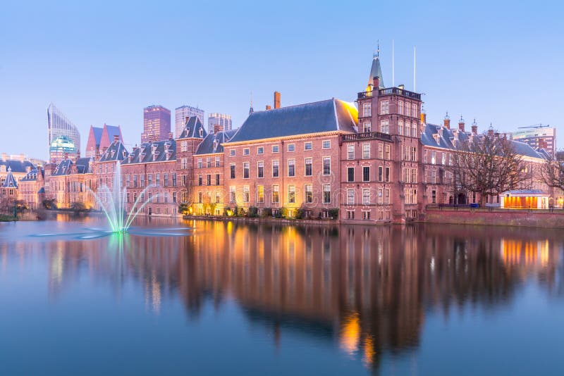 Palast, der ort aus fahrgebühr Den Haag, aus niederlande auf der dämmerung.