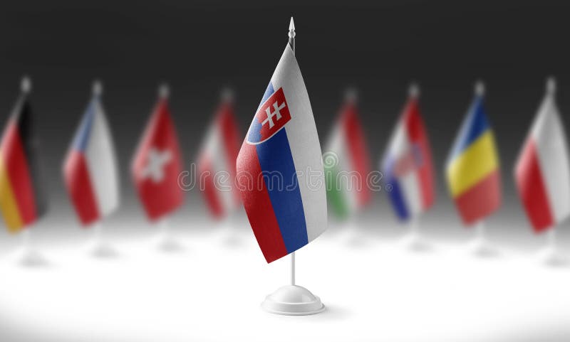Štátna vlajka Slovenska na pozadí vlajok iných štátov